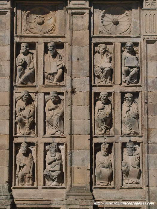 ESCULTURAS AL LADO IZQUIERDO DE LA PUERTA SANTA